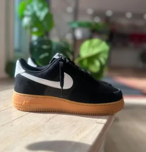 NIKE AIR FORCE 1 BLACK WHITE GUM BOTTOM